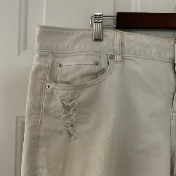 American Eagle Distressed Denim Shorts Size 14 Cream - Picture 5 of 7